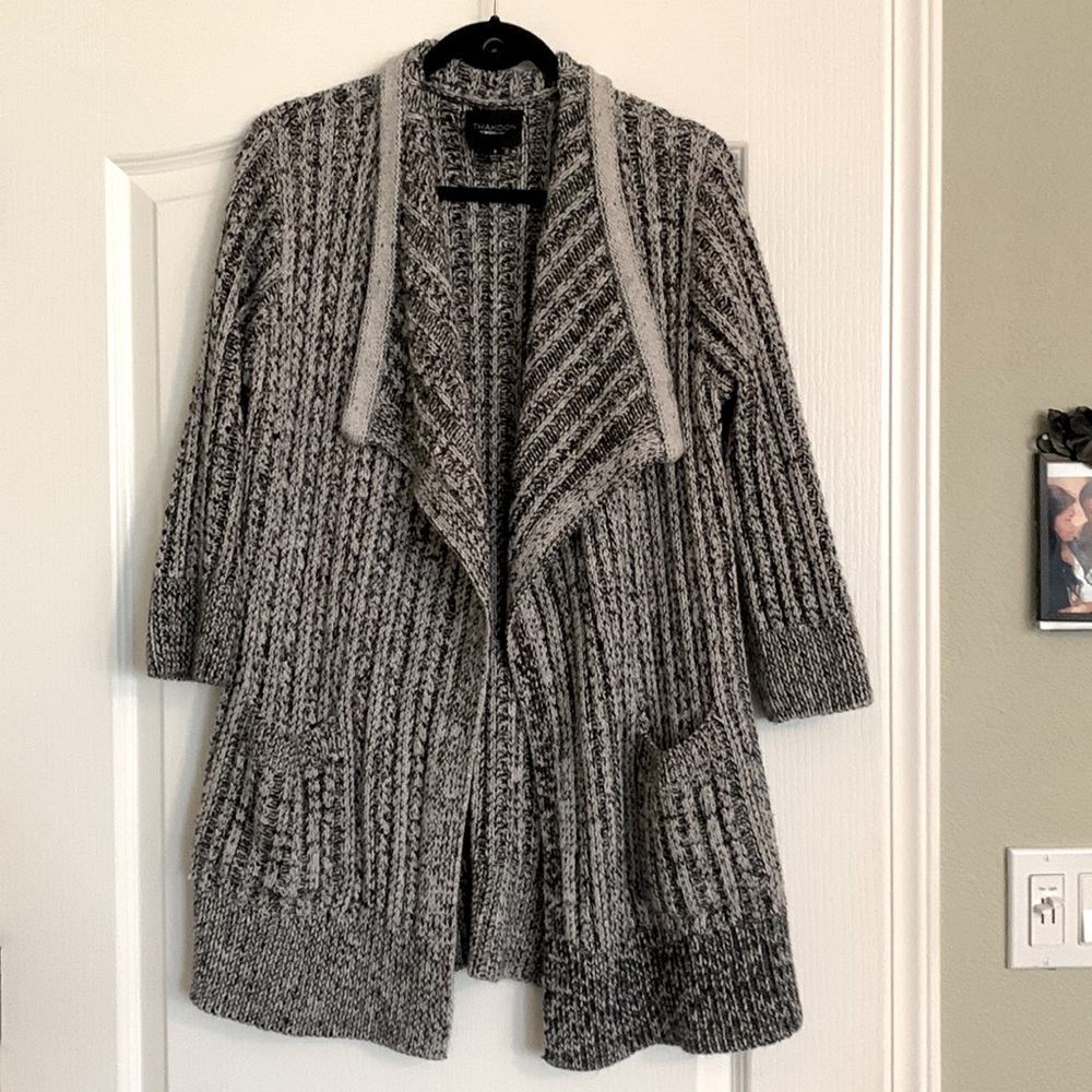Nice and cozy knit cardigan with front pockets